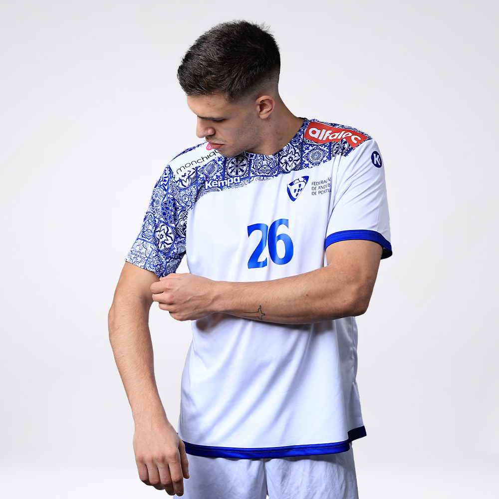 Camisola Edição Especial "Por Mares Nunca Dantes Navegados" (Reserva: Envio em março de 2026)